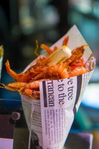 街头小吃文化纪录片封面，夜市灯火通明热闹非凡的市井烟火气
